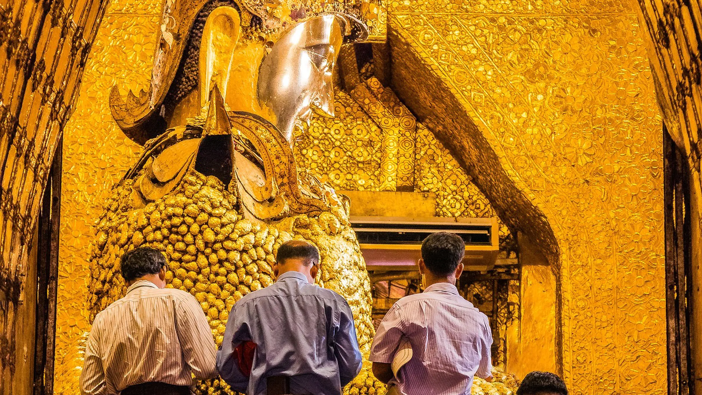 Vor der meistverehrten Buddha-Statue Myanmars